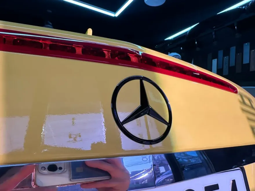 Mercedes-Benz AMG GT 43のカーラッピング事例｜エンブレム・レタリング変更 施工写真 3-3