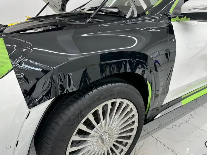 Mercedes-Benz GLSのカーラッピング事例｜高級感あるツートン仕様 施工写真 2-1
