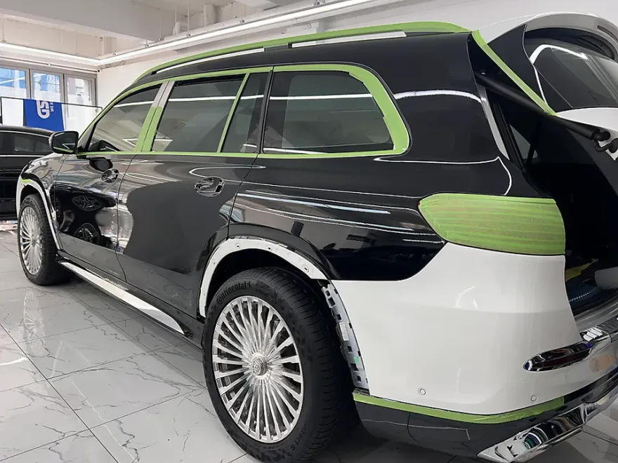 Mercedes-Benz GLSのカーラッピング事例｜高級感あるツートン仕様 施工写真 3-1
