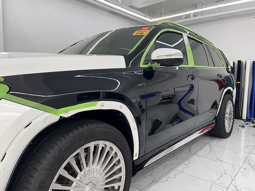 Mercedes-Benz GLSのカーラッピング事例｜高級感あるツートン仕様 施工写真 1-2