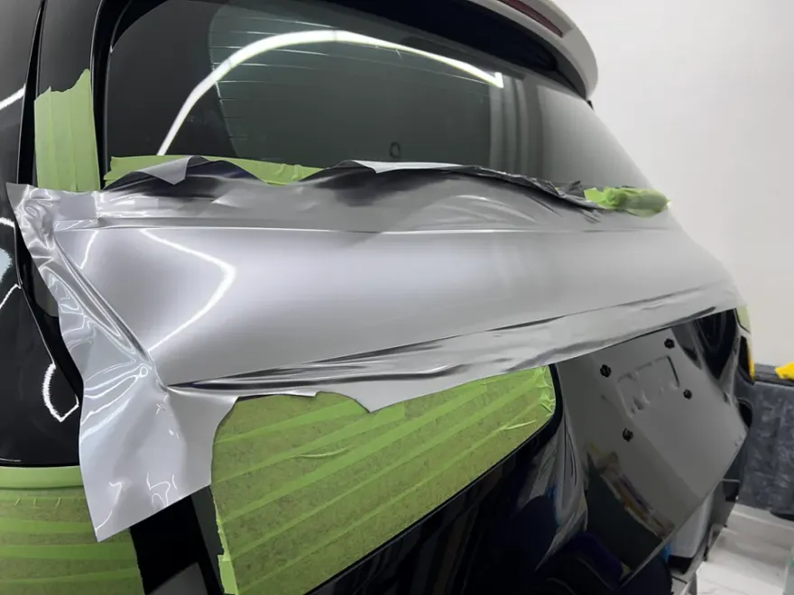 Mercedes-Benz GLSのカーラッピング事例｜高級感あるツートン仕様 施工写真 3-2