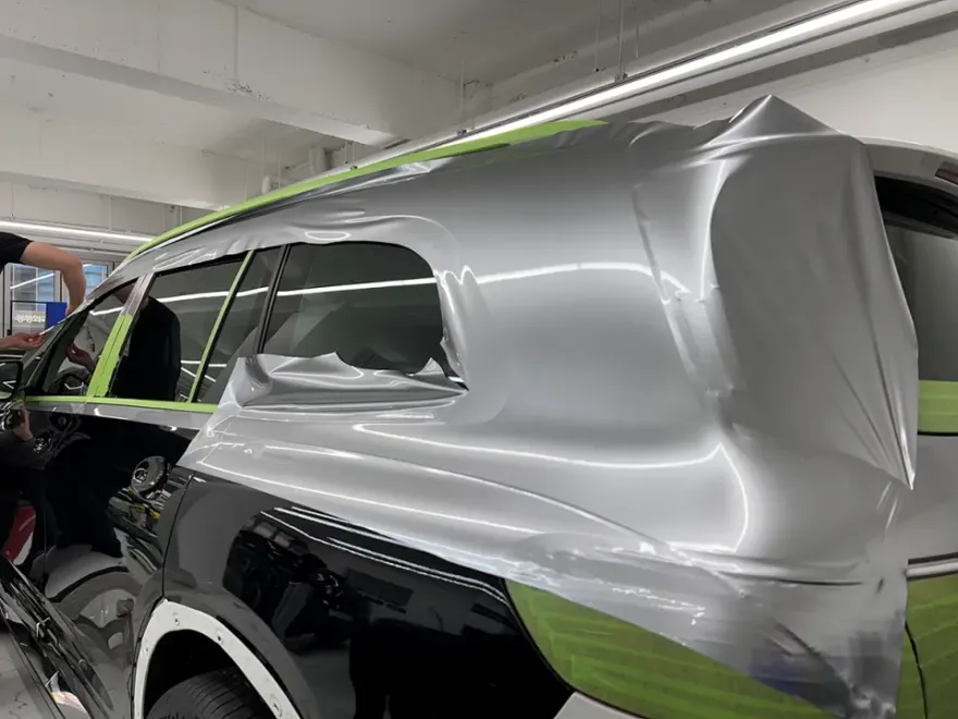 Mercedes-Benz GLSのカーラッピング事例｜高級感あるツートン仕様 施工写真 3-3