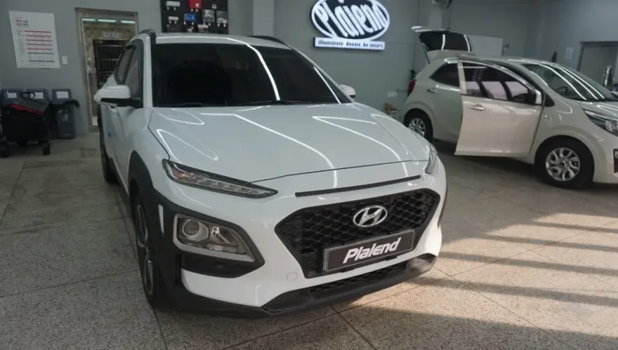 Hyundai Konaのカーラッピング事例|アンテナ交換・クローム除去 施工写真 3-3