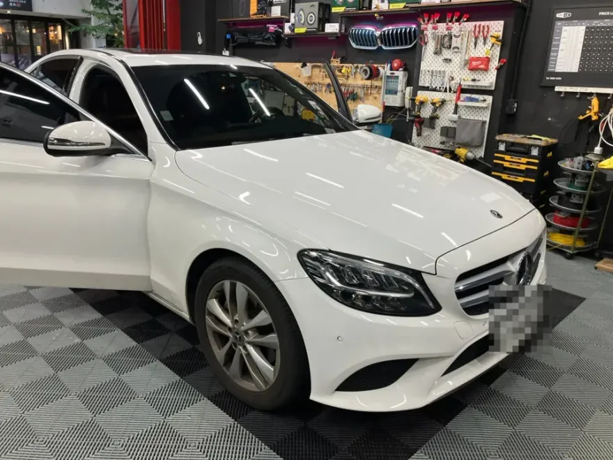 Mercedes-Benz Cクラス W205 ドラレコ取付事例|費用目安・仕上がり 施工写真 1-1