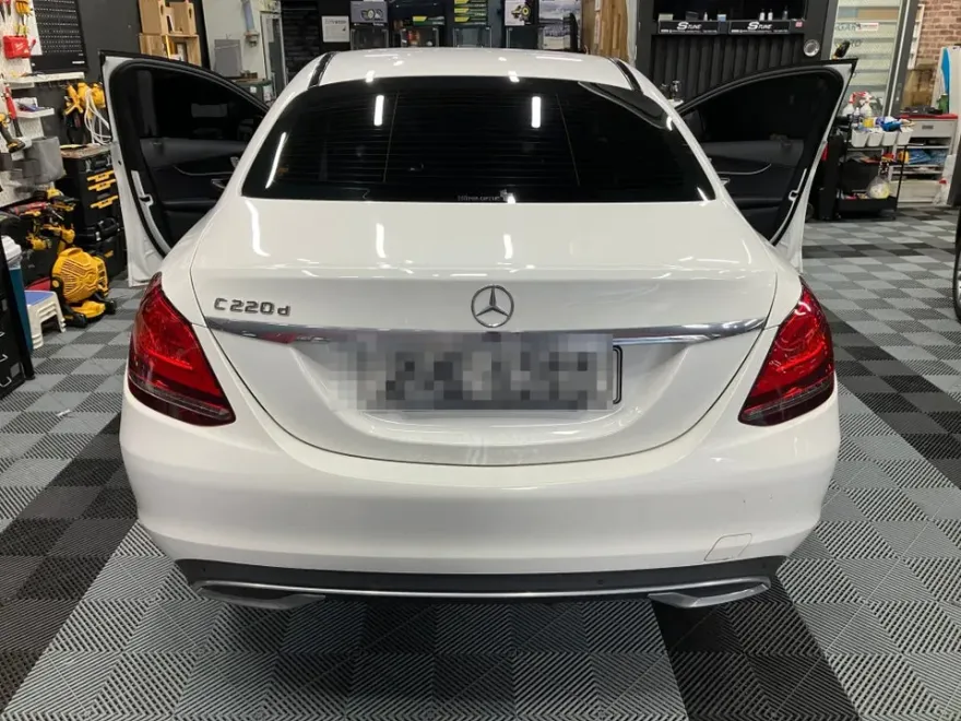 Mercedes-Benz Cクラス W205 ドラレコ取付事例|費用目安・仕上がり 施工写真 2-1