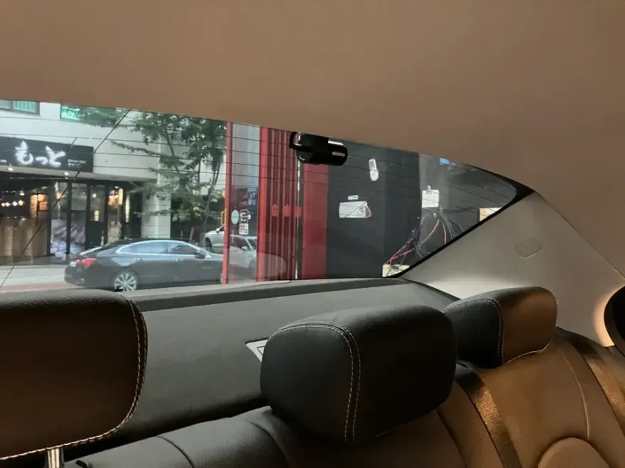 Mercedes-Benz Cクラス W205 ドラレコ取付事例|費用目安・仕上がり 施工写真 3-3