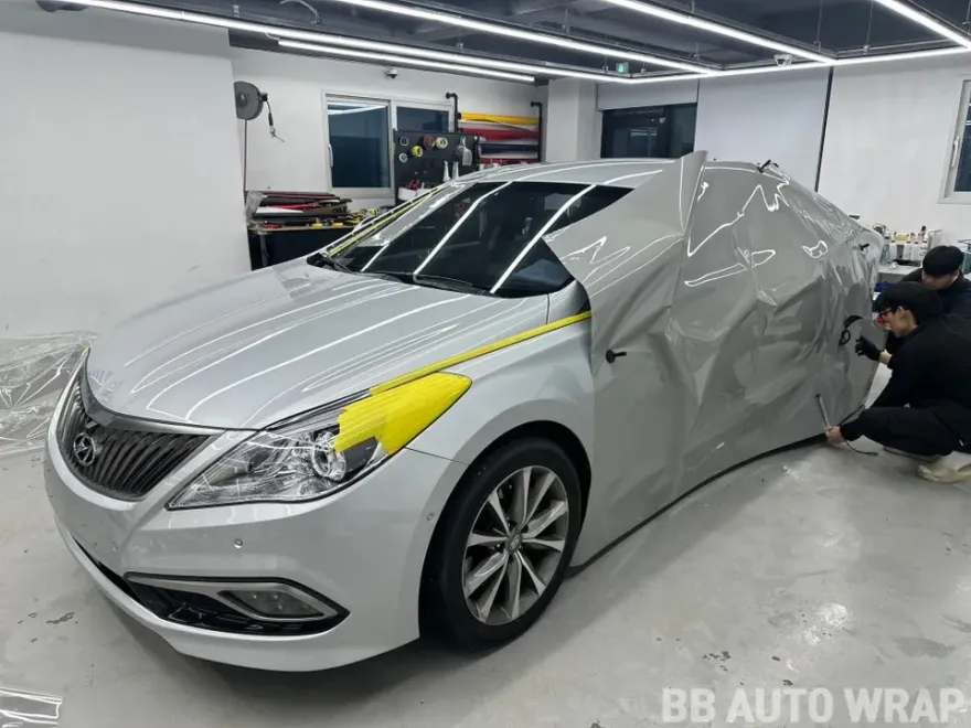Hyundai Grandeur HGのカーラッピング事例|AXチョークグレー 施工写真 1-2