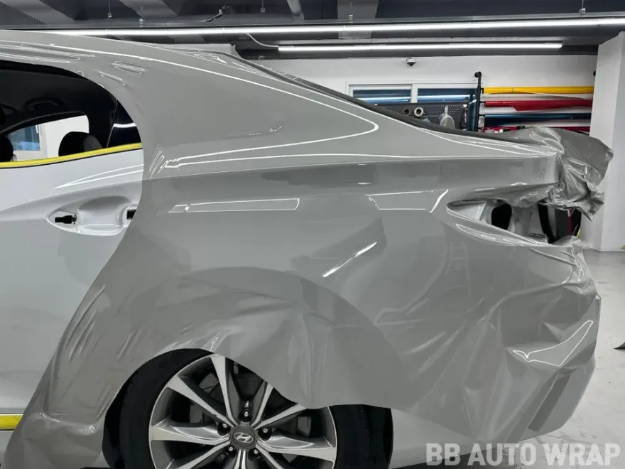 Hyundai Grandeur HGのカーラッピング事例|AXチョークグレー 施工写真 2-2