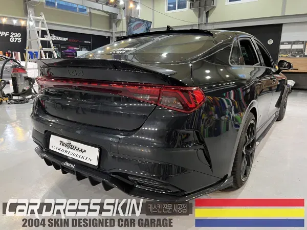 Kia K5のカーラッピング事例|ポルシェレッドで大胆に変身 施工写真 2-1