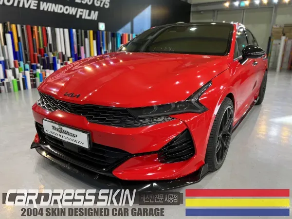 Kia K5のカーラッピング事例|ポルシェレッドで大胆に変身 施工写真 2-3