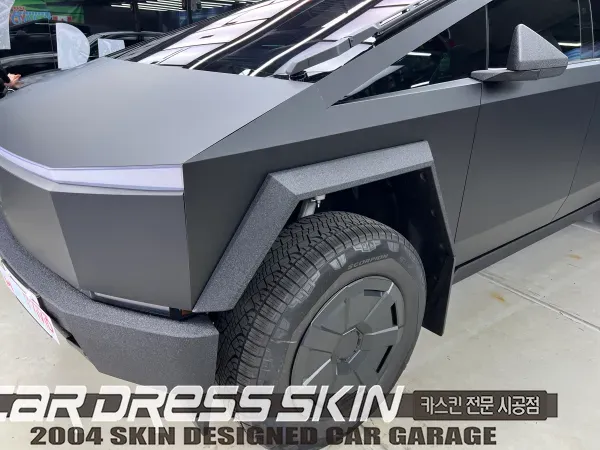 Tesla Cybertruckのカーラッピング事例|費用目安・仕上がり 施工写真 2-1