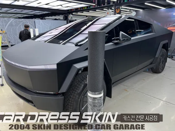 Tesla Cybertruckのカーラッピング事例|費用目安・仕上がり 施工写真 1-2