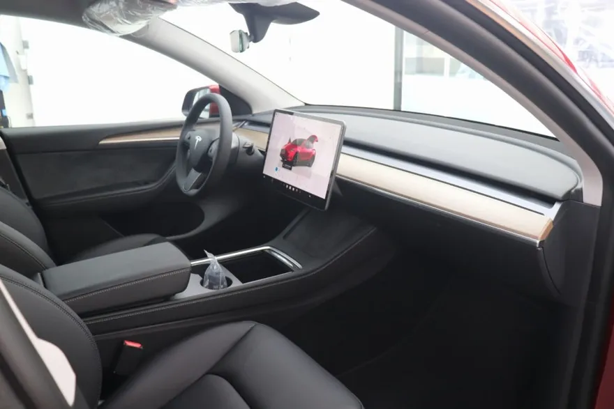 Tesla Model Yのカーフィルム施工事例|費用目安・仕上がり 施工写真 1-2