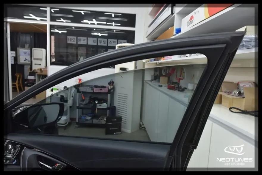Hyundai Grandeur HGのカーフィルム施工事例|断熱・スモーク 施工写真 3-1