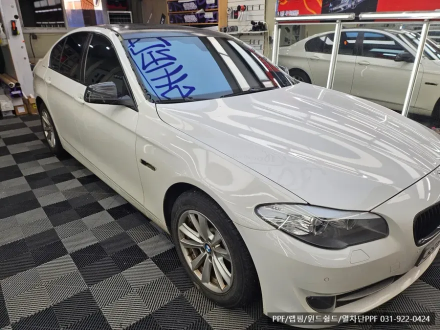 BMW 5 Series F10のカーラッピング事例|ダークグレーへの色変更 施工写真 1-1