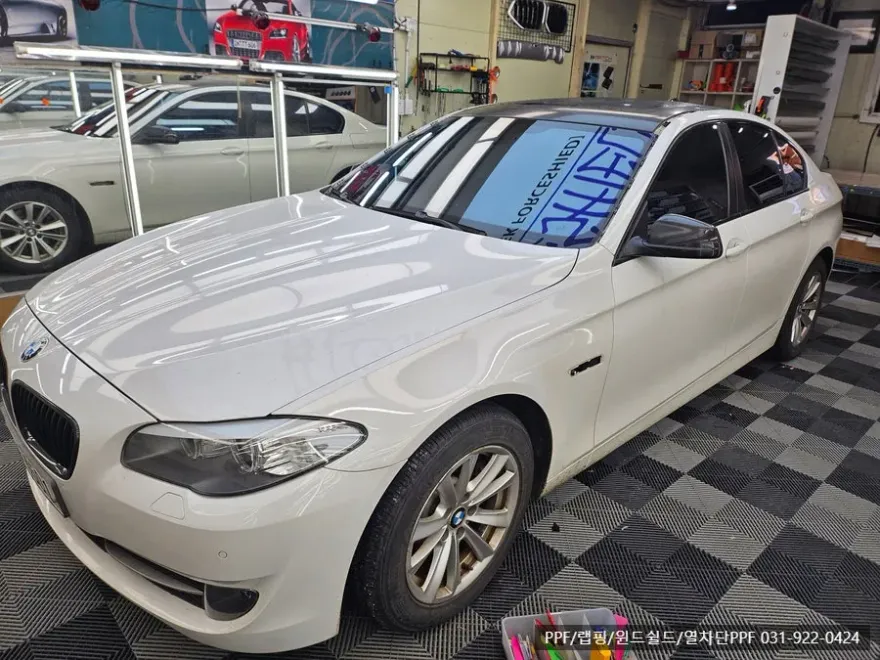 BMW 5 Series F10のカーラッピング事例|ダークグレーへの色変更 施工写真 2-1