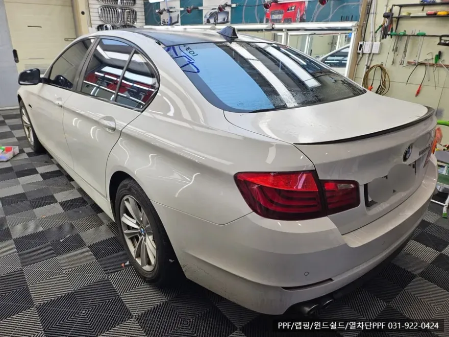 BMW 5 Series F10のカーラッピング事例|ダークグレーへの色変更 施工写真 3-1
