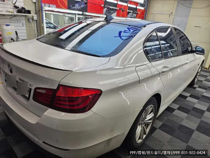 BMW 5 Series F10のカーラッピング事例|ダークグレーへの色変更 施工写真 1-2