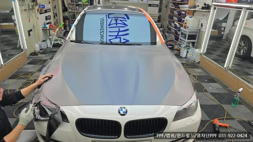 BMW 5 Series F10のカーラッピング事例|ダークグレーへの色変更 施工写真 1-3