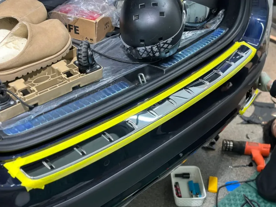 Mercedes-Benz GLC 300のカーラッピング事例 施工写真 4-2