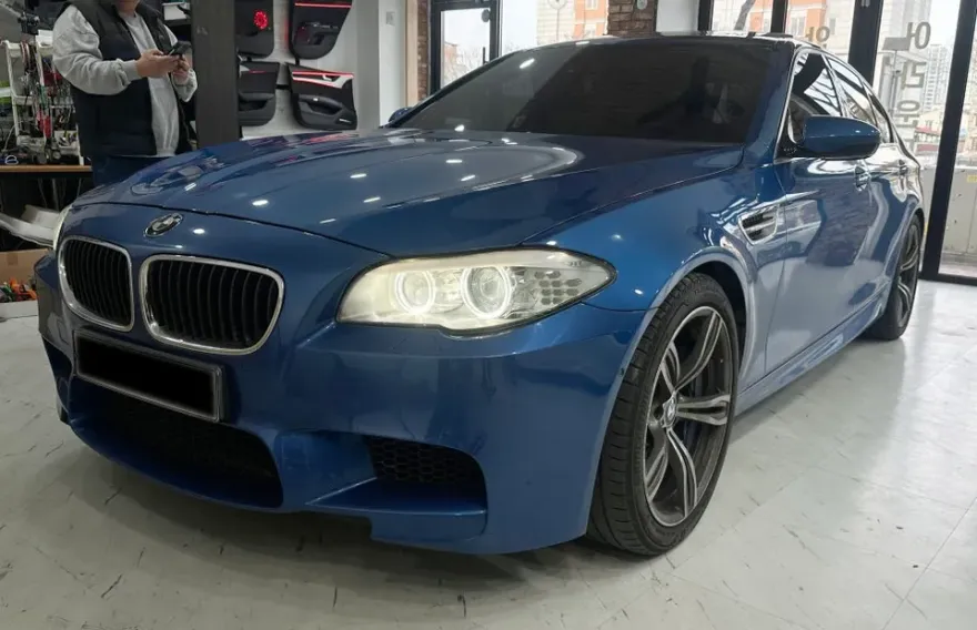 BMW M5 ambient lighting installation result