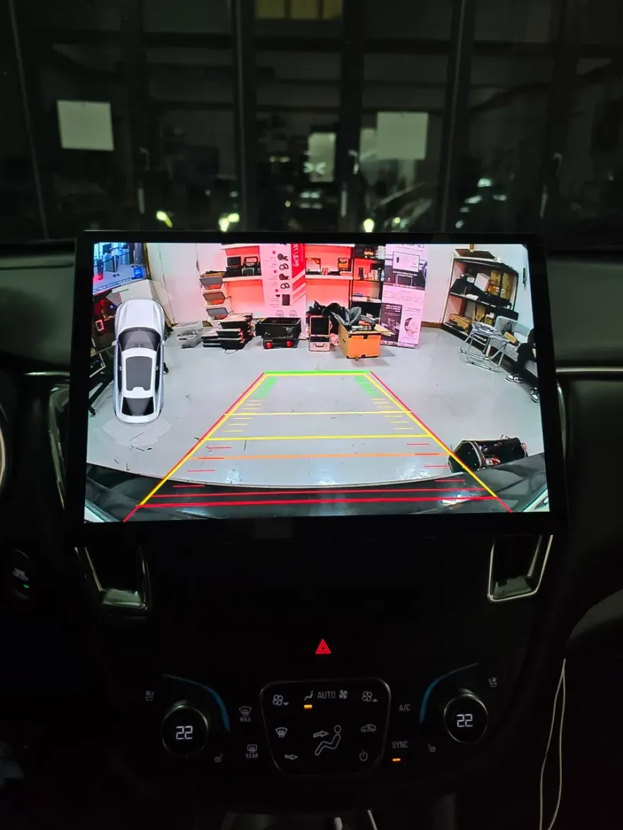 Chevrolet MalibuのAndroid Auto・CarPlay取付事例 施工写真 3-2