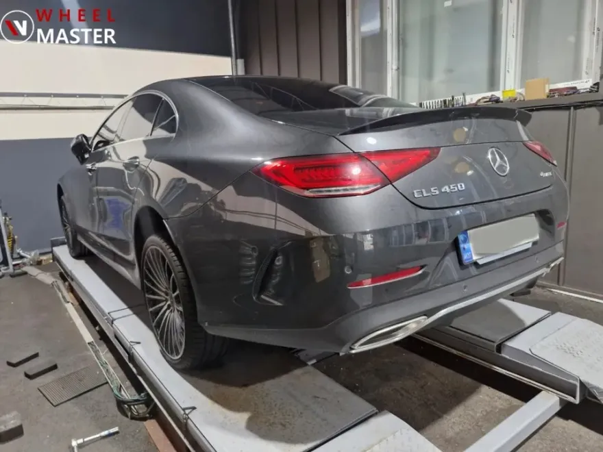 Mercedes-Benz CLS 450のホイールリペア・塗装事例 施工写真 2-2
