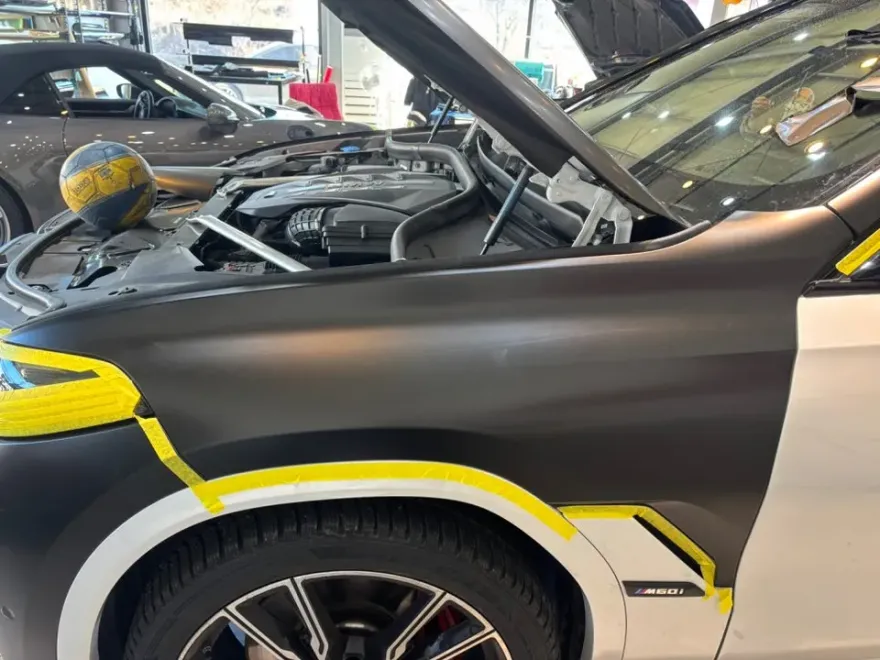 BMW X6のカーラッピング事例|サテンブラックの高級感 施工写真 3-2
