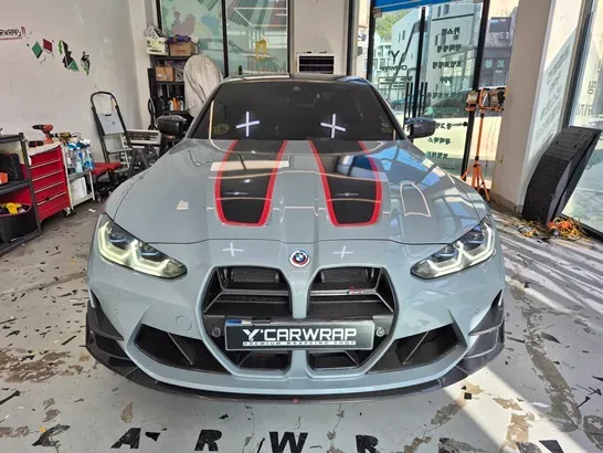 BMW M3のカーラッピング事例|高光沢ブルーフィルム 施工写真 1-1