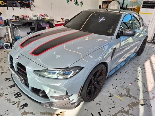 BMW M3のカーラッピング事例|高光沢ブルーフィルム 施工写真 2-2