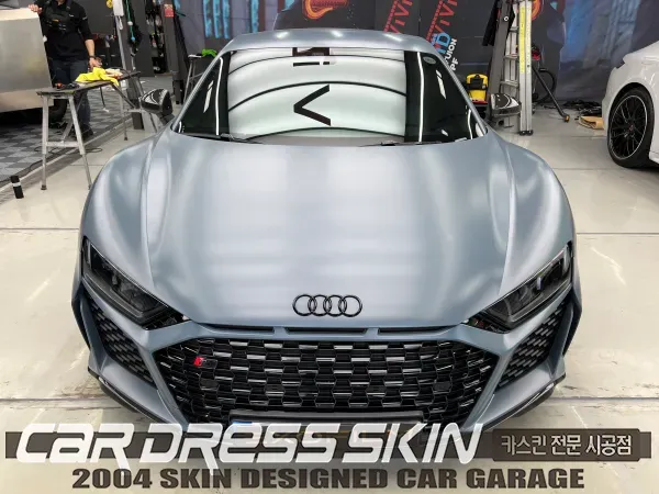 Audi R8のカーラッピング事例|高光沢フィルムで高級感アップ 施工写真 2-1