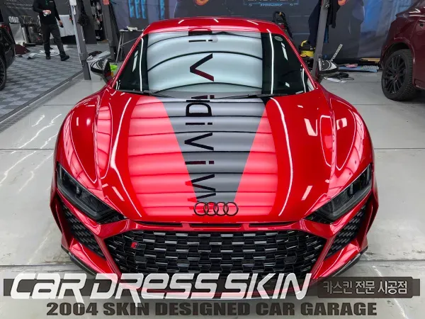 Audi R8のカーラッピング事例|高光沢フィルムで高級感アップ 施工写真 2-2