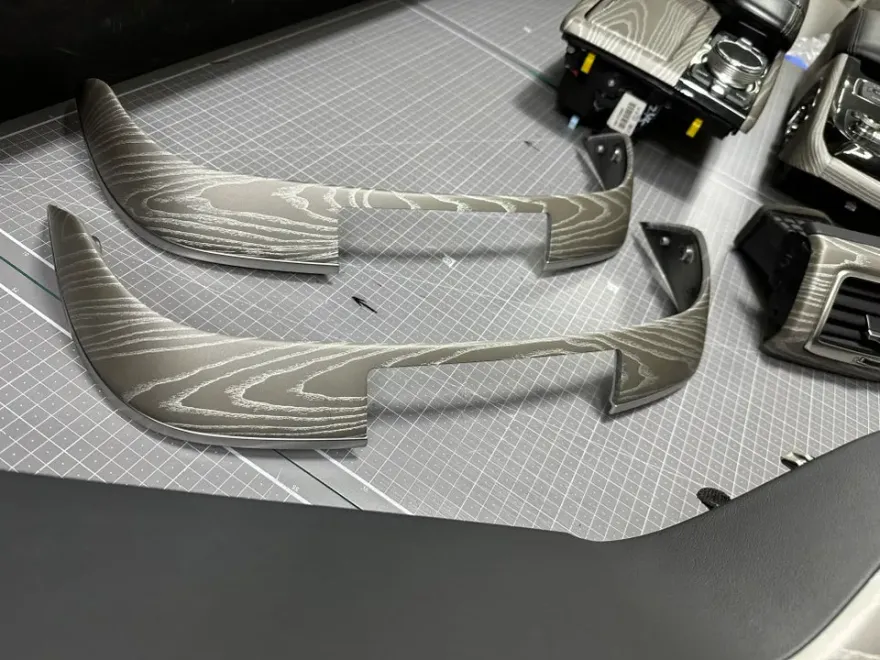 Genesis EQ900のカーラッピング事例|内装の雰囲気変更 施工写真 3-1