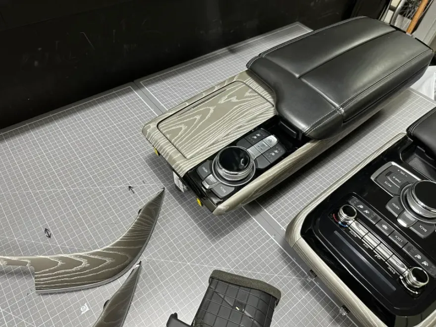 Genesis EQ900のカーラッピング事例|内装の雰囲気変更 施工写真 1-2