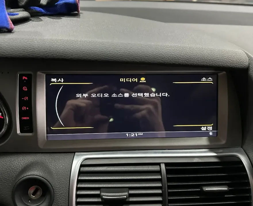 Audi Q7のAndroid Auto・CarPlay取付事例 施工写真 1-3