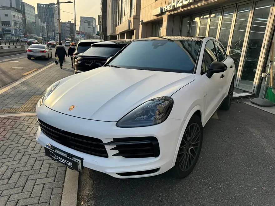 Porsche Cayenneのカーラッピング事例|無光ホワイト 施工写真 1-1