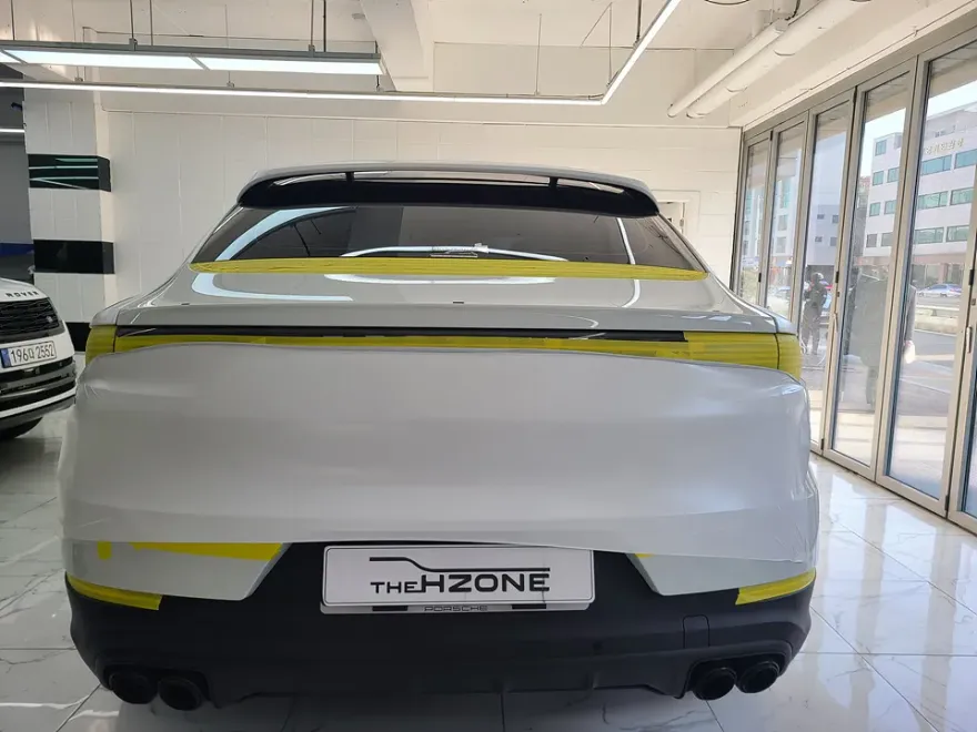 Porsche Cayenneのカーラッピング事例|無光ホワイト 施工写真 1-2