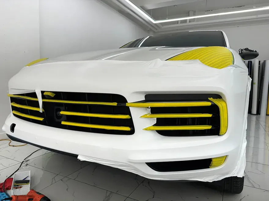 Porsche Cayenneのカーラッピング事例|無光ホワイト 施工写真 3-2