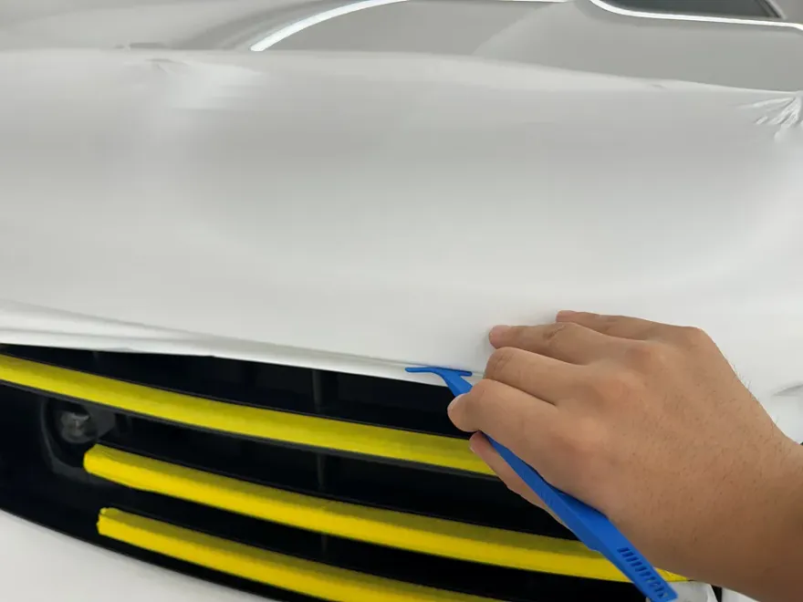 Porsche Cayenneのカーラッピング事例|無光ホワイト 施工写真 3-3