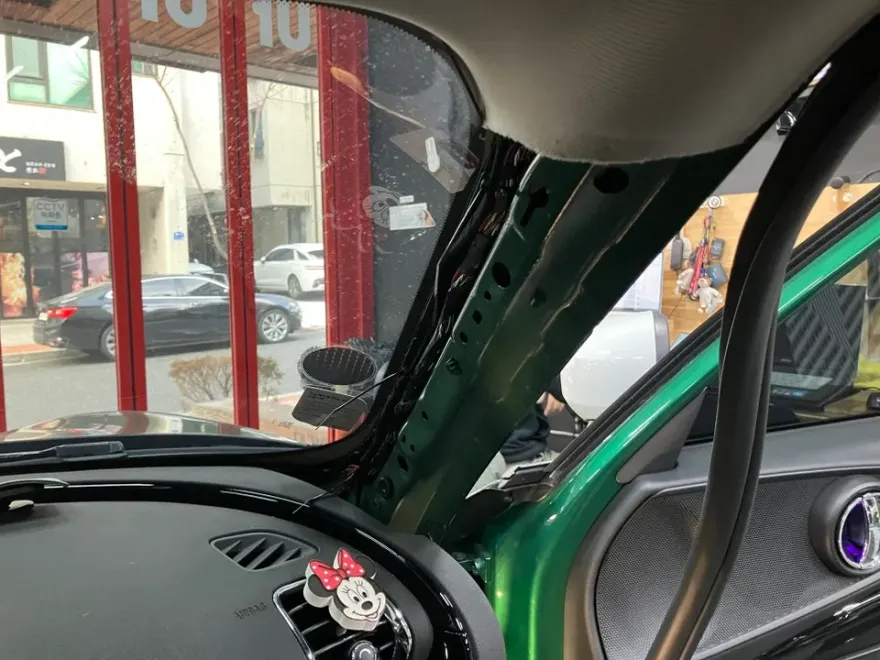 MINI Clubmanのドラレコ取付事例｜配線処理と仕上がり 施工写真 2-1
