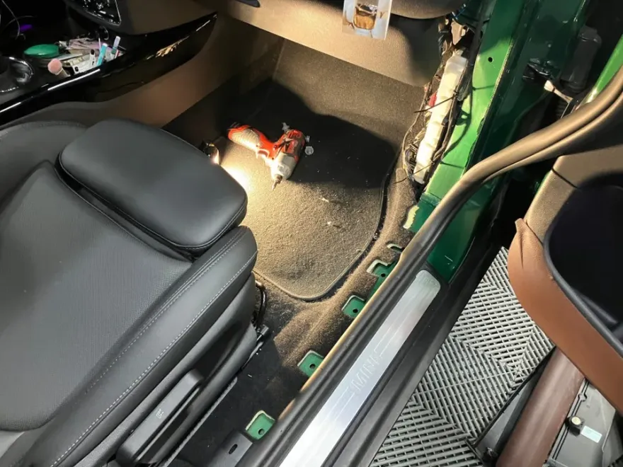 MINI Clubmanのドラレコ取付事例｜配線処理と仕上がり 施工写真 3-1