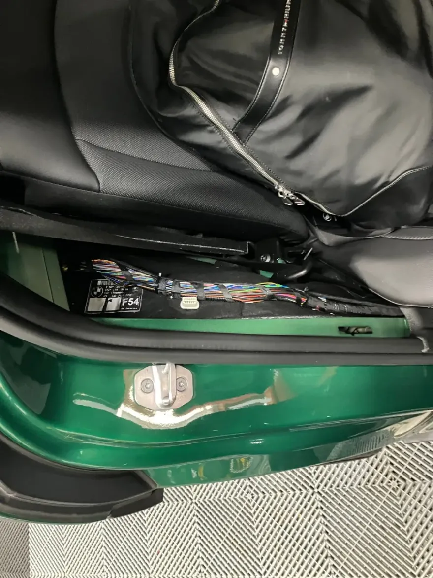 MINI Clubmanのドラレコ取付事例｜配線処理と仕上がり 施工写真 1-2
