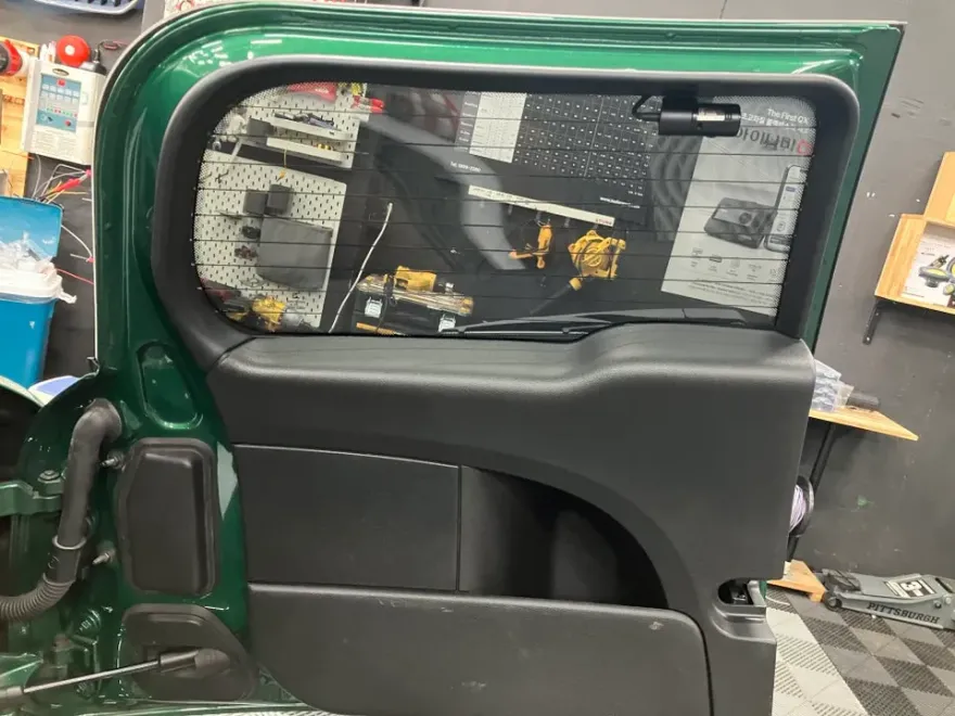 MINI Clubmanのドラレコ取付事例｜配線処理と仕上がり 施工写真 3-2