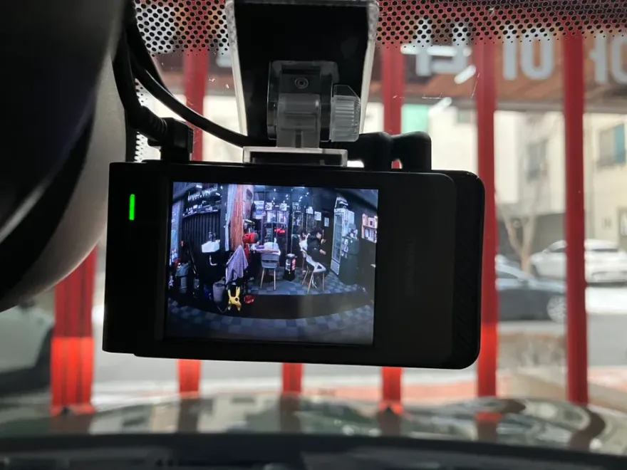 MINI Clubmanのドラレコ取付事例｜配線処理と仕上がり 施工写真 1-3