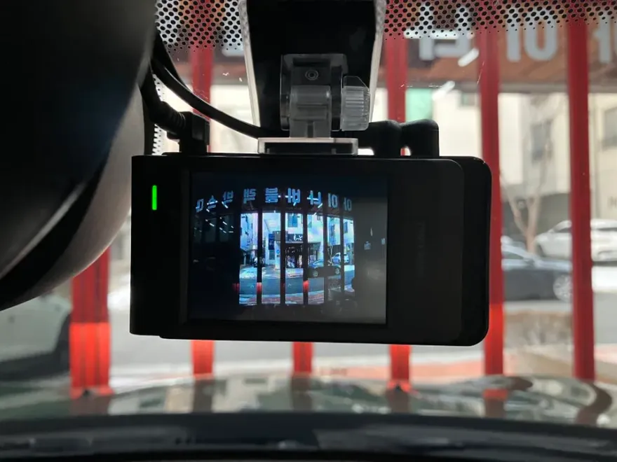 MINI Clubmanのドラレコ取付事例｜配線処理と仕上がり 施工写真 2-3