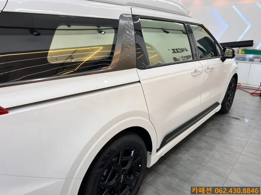 Kia Carnival KA4 body kit - Kia Carnival KA4 Body Kit Installation Review photo 5
