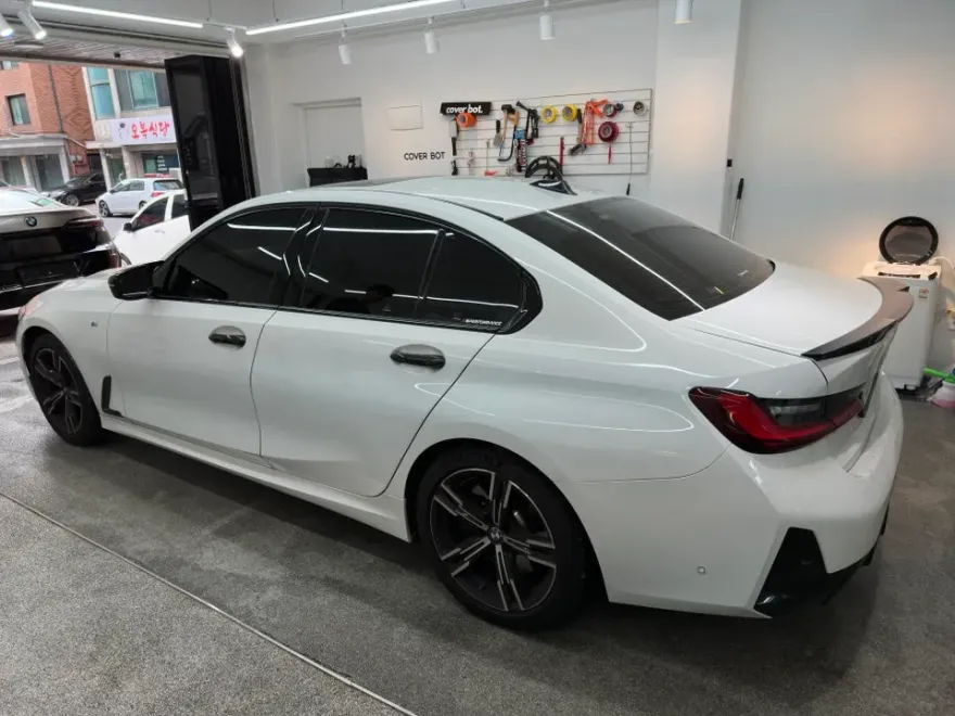 BMW 3 Seriesのカーラッピング事例|費用目安・仕上がり 施工写真 3-1