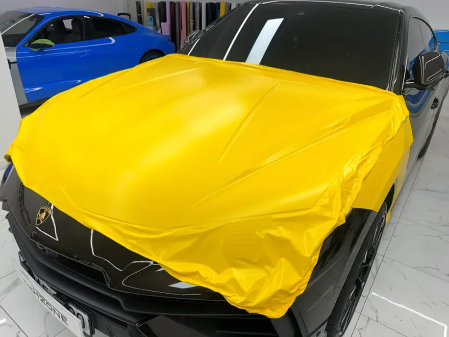 Lamborghini Urusのカーラッピング事例|無骨な個性を引き出す 施工写真 1-2