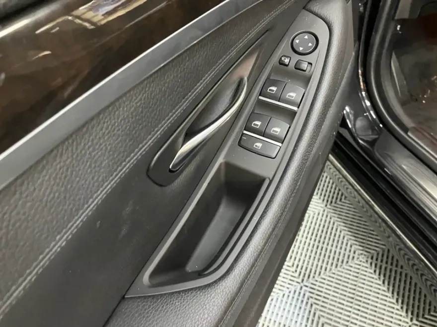 BMW 5 Series F10 ドラレコ取付事例|韓国での施工参考 施工写真 1-3