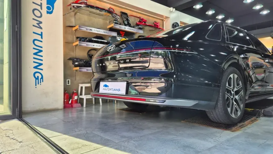 Hyundai Grandeur GN7 vinyl wrap - Hyundai Grandeur GN7 Vinyl Wrap Review: Black Ink Transformation photo 4